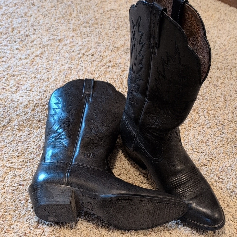 Classic Black Western Cowboy Boots with Pointed Toe